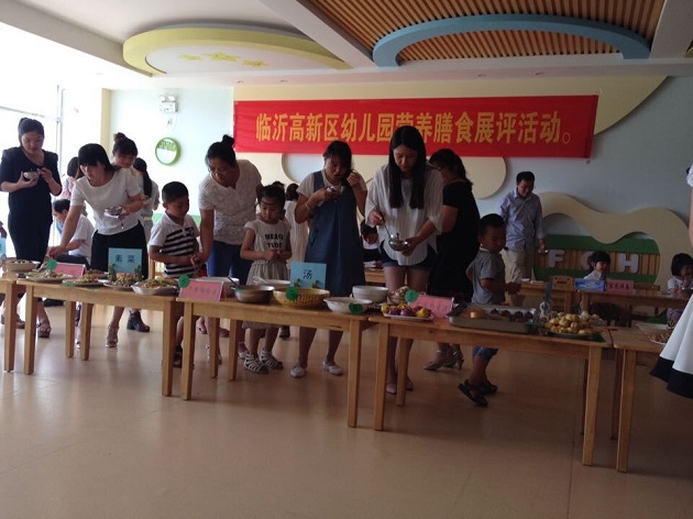 评委们正在品尝美食.jpg