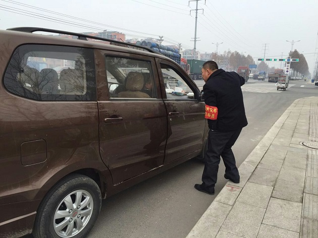 高新区卫生和计划生育局工作人员在所包网格劝阻车辆规范停车.jpg
